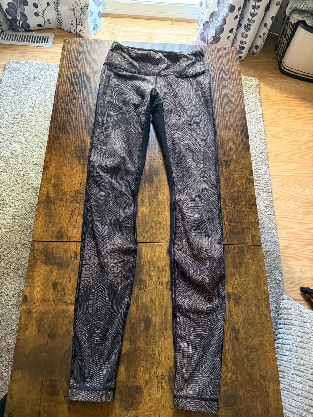 Lululemon Size 6 Black Gray Abstract Geometric Full Length Leggings Yoga Pants